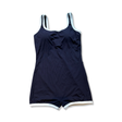 Mörkblå ribbad baddräkt för dam med vita kantband, fotograferad framifrån mot en vit bakgrund.