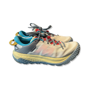 Karhu Ikoni Trail vandringsskor för dam i vitt och blått med gul sula, sedda från sidan mot vit bakgrund.