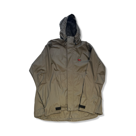 Beige regnjacka Fjällräven Ruska för herr med huva och logotyp, fotograferad mot en vit bakgrund.