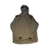 Beige Fjällräven Ruska regnjacka för herr med huva, fotograferad bakifrån mot vit bakgrund.