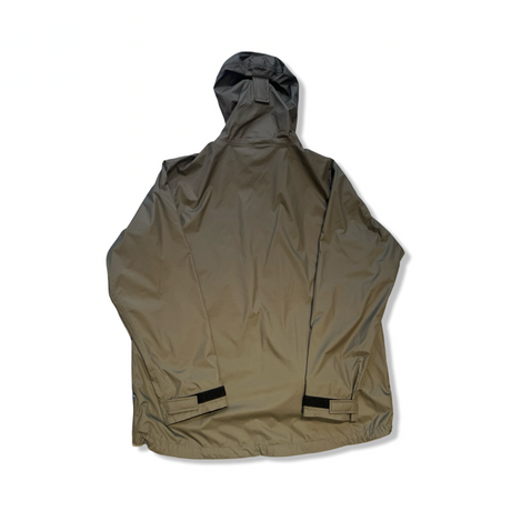 Beige Fjällräven Ruska regnjacka för herr med huva, fotograferad bakifrån mot vit bakgrund.