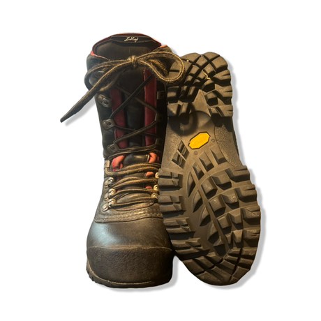 Bruna Lundhags Mira High vandringskängor för dam med röda detaljer, en känga framifrån och en som visar Vibram-sulan.
