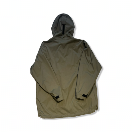 Beige Fjällräven Ruska regnjacka för dam sedd bakifrån med huva, fotograferad mot en vit bakgrund.