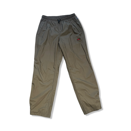 Beige Fjällräven Ruska regnbyxor med elastisk midja och logotyp, fotograferade framifrån mot vit bakgrund.