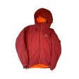 Rostbrun Arc'teryx Atom Hoody LT syntetjacka för herr med orange foder, fotograferad mot en vit bakgrund.