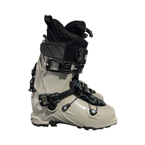 Scarpa Maestrale Tactical 270 pjäxor för herr i grått och svart, fotograferade från sidan mot en vit bakgrund.