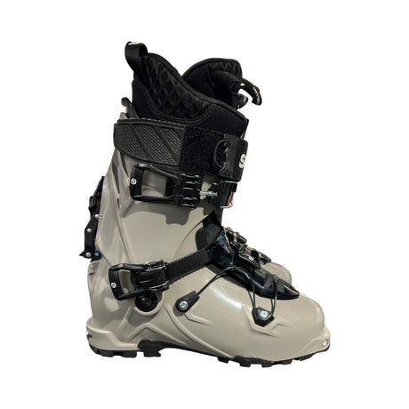 Scarpa Maestrale Tactical 270 pjäxor för herr i grått och svart, fotograferade från sidan mot en vit bakgrund.